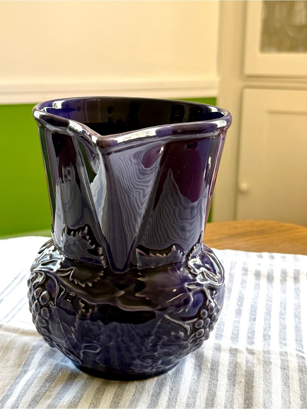 Vintage Bordallo Pinheiro Portugal Purple Pitcher w/Grapes Vines Leaves, 7" Tall - Picture 3 of 10